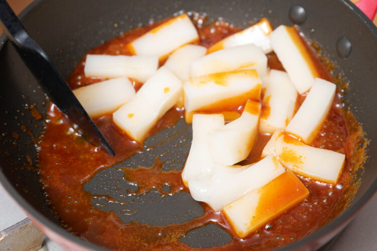 コチュジャンソースに絡めながら炒める